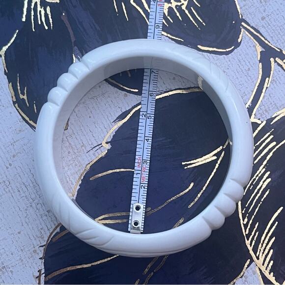 Vintage 70s Carved Pure White Lucite Bangle Bracelet Leaves Pattern A3 - Picture 12 of 13